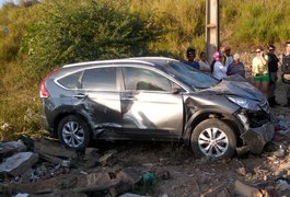 AL 220: mulher perde controle de veículo, sai da pista e bate em muro