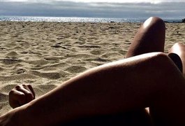Paolla Oliveira toma banho de sol e mostra as lindas pernas