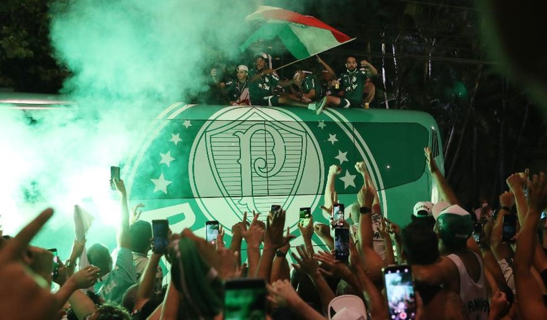 Após conquista da Libertadores, Palmeiras é recebido pela torcida com corredor verde, em SP