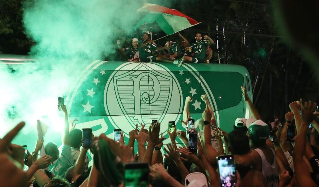 Após conquista da Libertadores, Palmeiras é recebido pela torcida com corredor verde, em SP