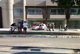 Condutor embriagado invade canteiro central de avenida
