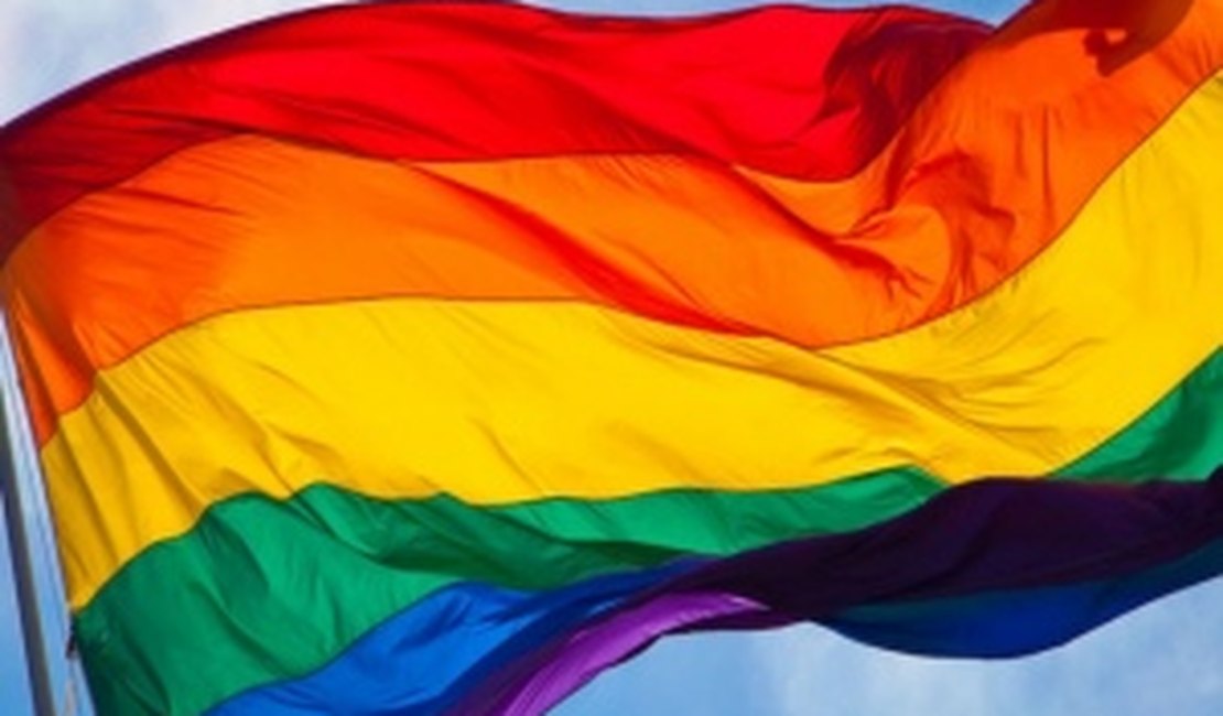 Casal de lésbicas sofre discriminação por orientação sexual em conhecido restaurante da Capital