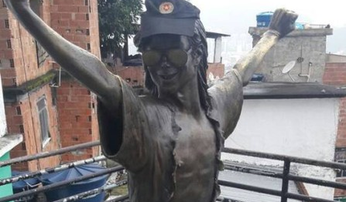 Após fuzil, estátua de Michael Jackson surge com boné da PM