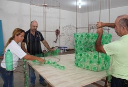 Artesãos coletam material reciclado para Natal de Arapiraca