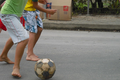 Segurando faca, mulher ameaça crianças que estavam jogando bola na rua em Arapiraca