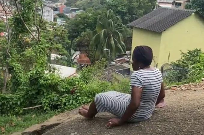 Falta de acessibilidade faz idosa ter de se arrastar para sair de casa no Espírito Santo