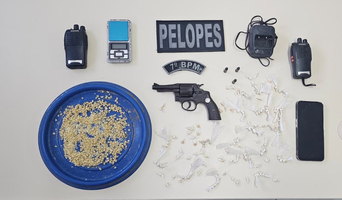 Homem morre ao trocar tiros com a PM em Santana do Ipanema; comparsa acabou preso e 879 pedras de crack foram apreendidas