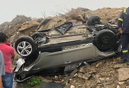 Casal fica ferido em capotamento de carro na AL 220, em Jaramataia