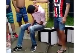 Assaltante é desarmado, atingido por tiro e agredido por populares, em Maceió