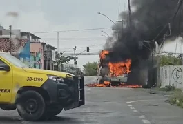 Passageiros escapam minutos antes das chamas se alastrarem em ônibus em Maceió