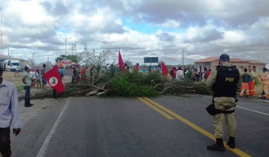 VÍDEO. Rodovias no interior do Estado são bloqueadas por manifestantes