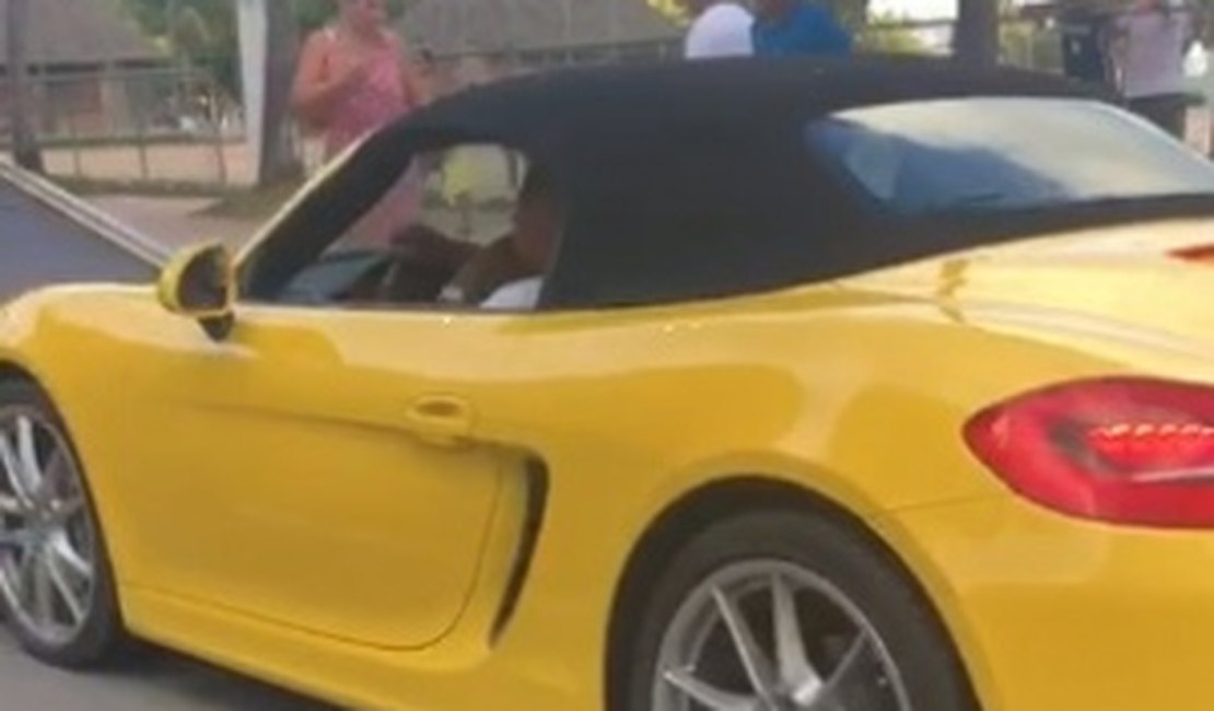 BPTran apreende Porsche na orla de Pajuçara com cerca de R$ 10 mil em dívidas