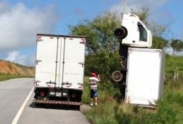 Caminhão tomba na BR 101 em São Sebastião e acaba em posição inusitada