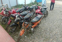 Polícia apreende arma e motos em suposto desmanche de veículos em Arapiraca