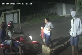 Vídeo. Vítima é agredida por criminoso durante roubo de aparelho celular, em Arapiraca
