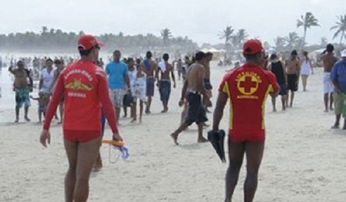 10 vítimas de afogamento são resgatadas pelos bombeiros na Praia do Francês