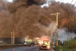 Incêndio de grandes proporções atinge lote com materiais recicláveis em Contagem