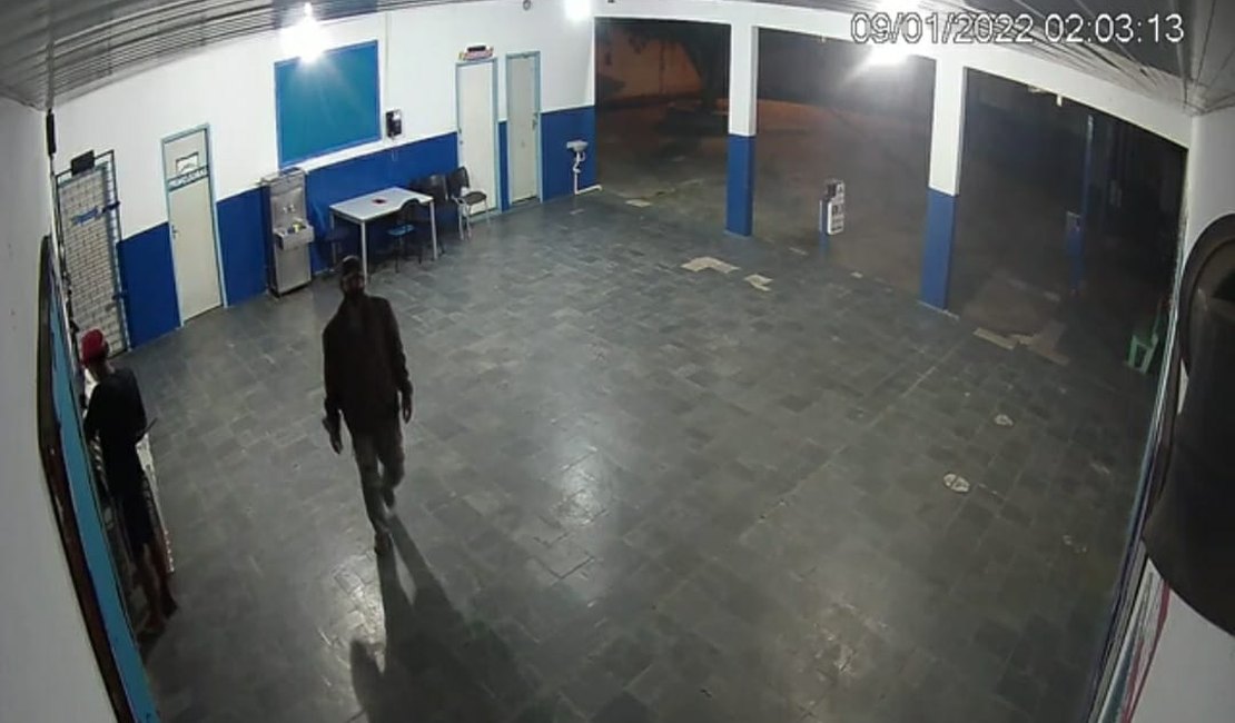 Vídeo mostra dupla criminosa furtando objetos de loja maçônica em Arapiraca