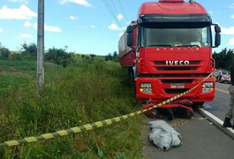 Acidente entre moto e carreta deixa um morto e outro gravemente ferido, em São Sebastião