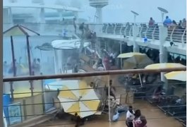 Passageiros de navio passam sufoco ao enfrentar tempestade e vento em ﻿Porto Canaveral, na Flórida