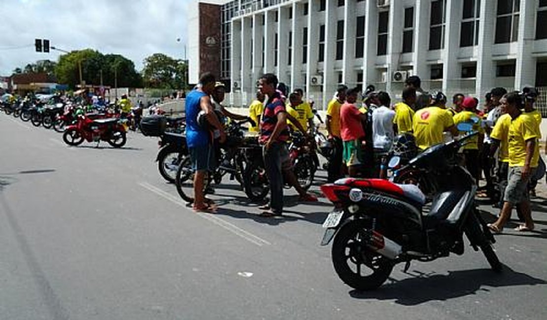 Condutores de “cinquentinha” fazem protesto para redução no valor da habilitação