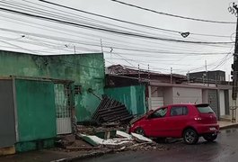Carro de passeio derruba muro de residência por trás de escola em Arapiraca