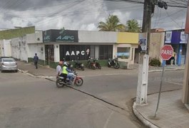 Batida entre carro e moto em cruzamento deixa passageiro ferido no Centro de Arapiraca