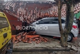 Vídeo. Motorista avança sinalização, bate em carro e destrói fachada de restaurante, em Arapiraca