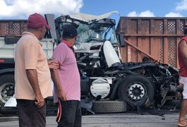 Vídeo. Colisão entre carretas deixa um ferido no interior de Alagoas