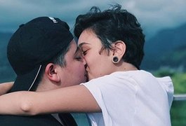 Ana Vilela celebra Dia do Beijo com post romântico ao lado de namorada