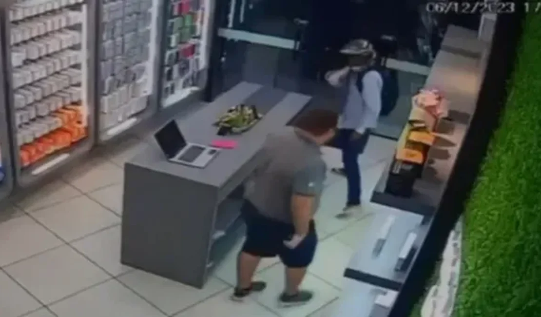 VÍDEO: Criminoso tenta assaltar loja de eletrônicos, comerciante reage e é morto a tiros no Ceará