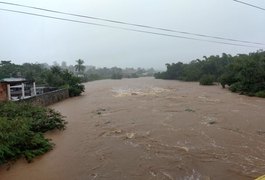 Risco de inundação faz Defesa Civil retirar moradores de casas em Rio Largo e União