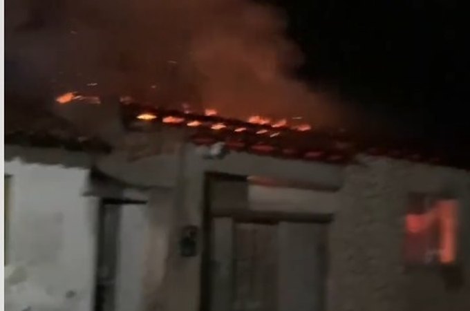 Suposto incêndio criminoso destrói casa em São José da Tapera, no Sertão de Alagoas