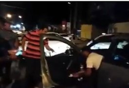 Taxistas passam a bloquear motoristas de Uber para evitar circulação em Maceió