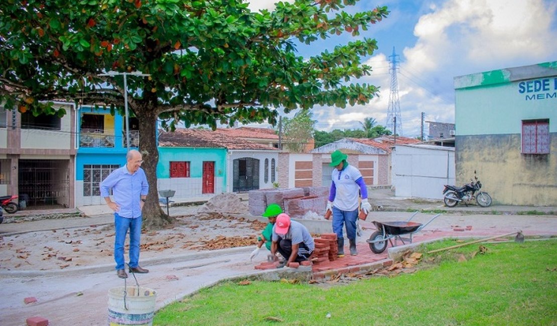 Prefeito Ronaldo Lopes vistoria obras de revitalização das praças de Penedo