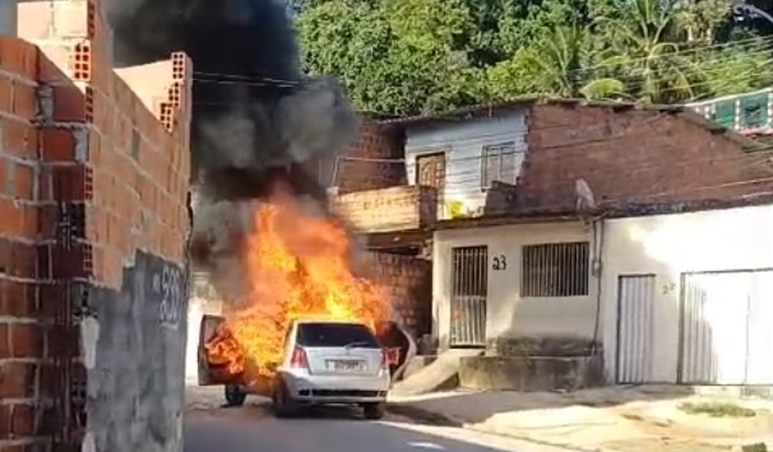 Carro é destruído por incêndio no Benedito Bentes, em Maceió