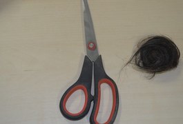 Dupla corta e rouba cabelo de jovem com canivete no shopping de Arapiraca