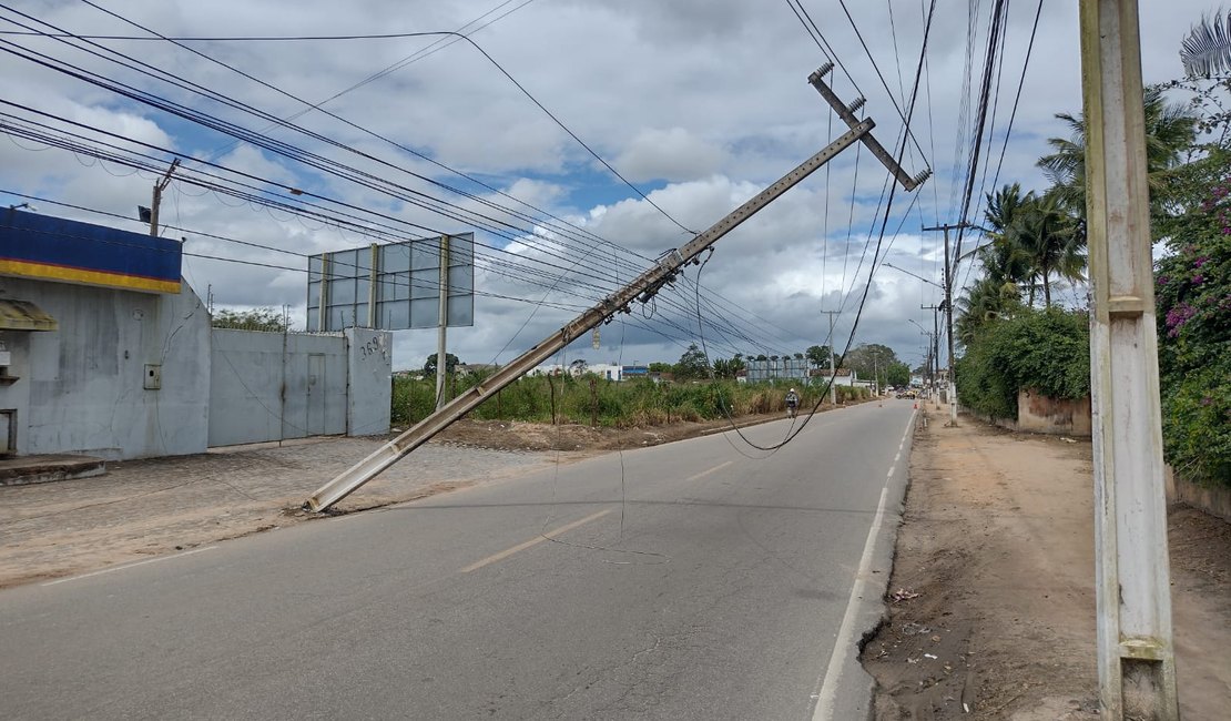Poste tomba sobre a rodovia após ser atingido por carro, em Arapiraca