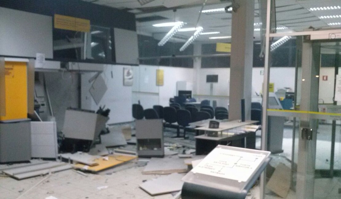 Bandidos trancam policiais e explodem Banco do Brasil de Propriá