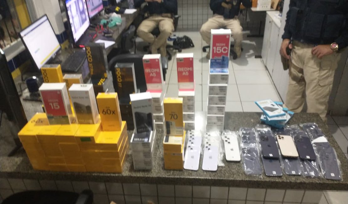 Polícia apreende mais de 100 celulares e quase 540 telas de smartphones em ônibus na BR-101, em São Sebastião