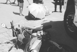 Ônibus escolar colide em motocicleta e mulher morre, em Rio Largo