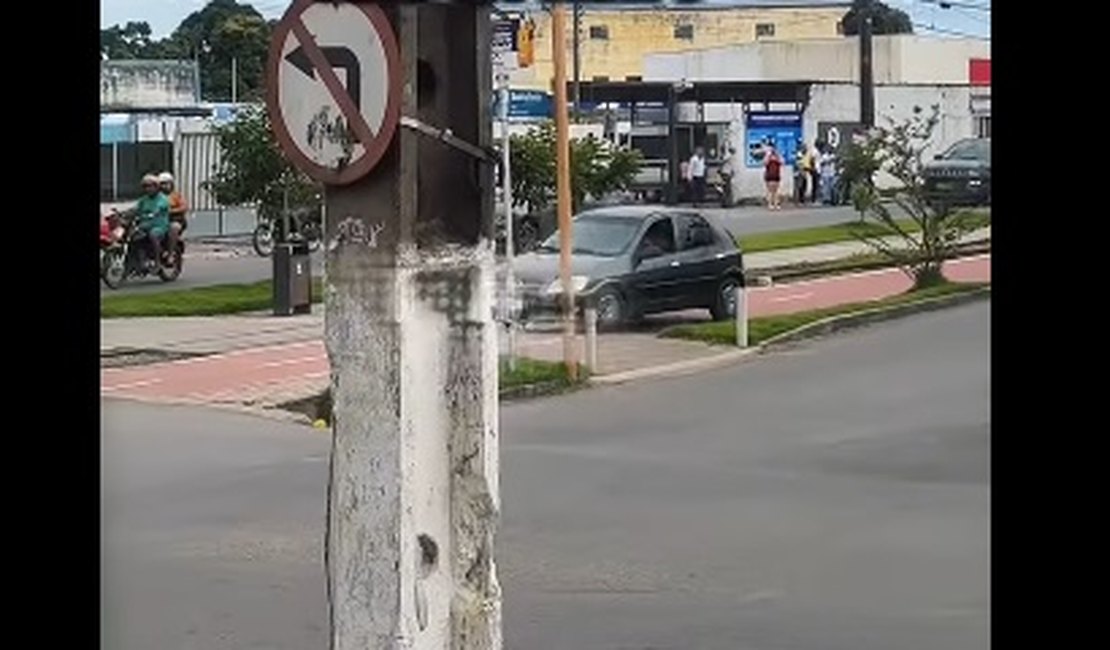 Condutor de carro é flagrado trafegando pela ciclovia do trabalhador, em Arapiraca
