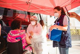 Ônibus da Vacina de Maceió estará na Praça da Faculdade nesta terça-feira (20)