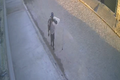 Câmera flagra homem pulando muro e invadindo residência no bairro Santa Esmeralda