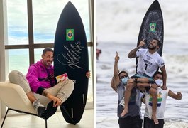 Ítalo Ferreira presenteia Carlinhos Maia com prancha do ouro em Tóquio