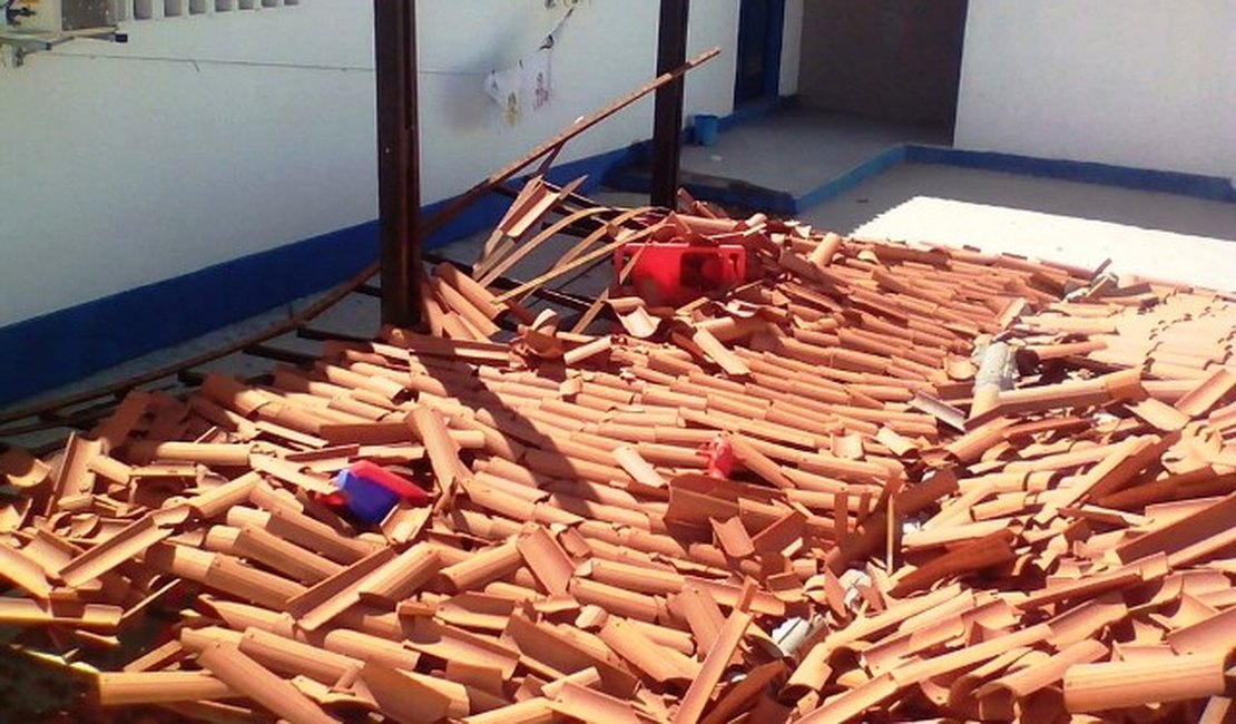 Teto de pátio de escola municipal desaba em Santa Luzia do Norte