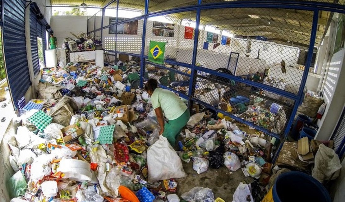 Cidades alagoanas devem adotar ações de assistência a catadores de recicláveis