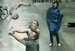 Homem salva bebê que cai de prédio na China