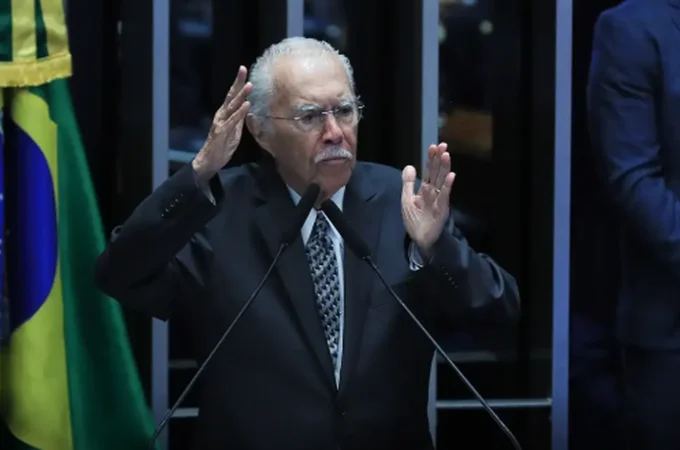 Ex-presidente José Sarney é internado com quadro de pneumonia