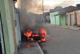 Vídeo mostra homem incendiando carro do vizinho após ser denunciado por som alto em Arapiraca